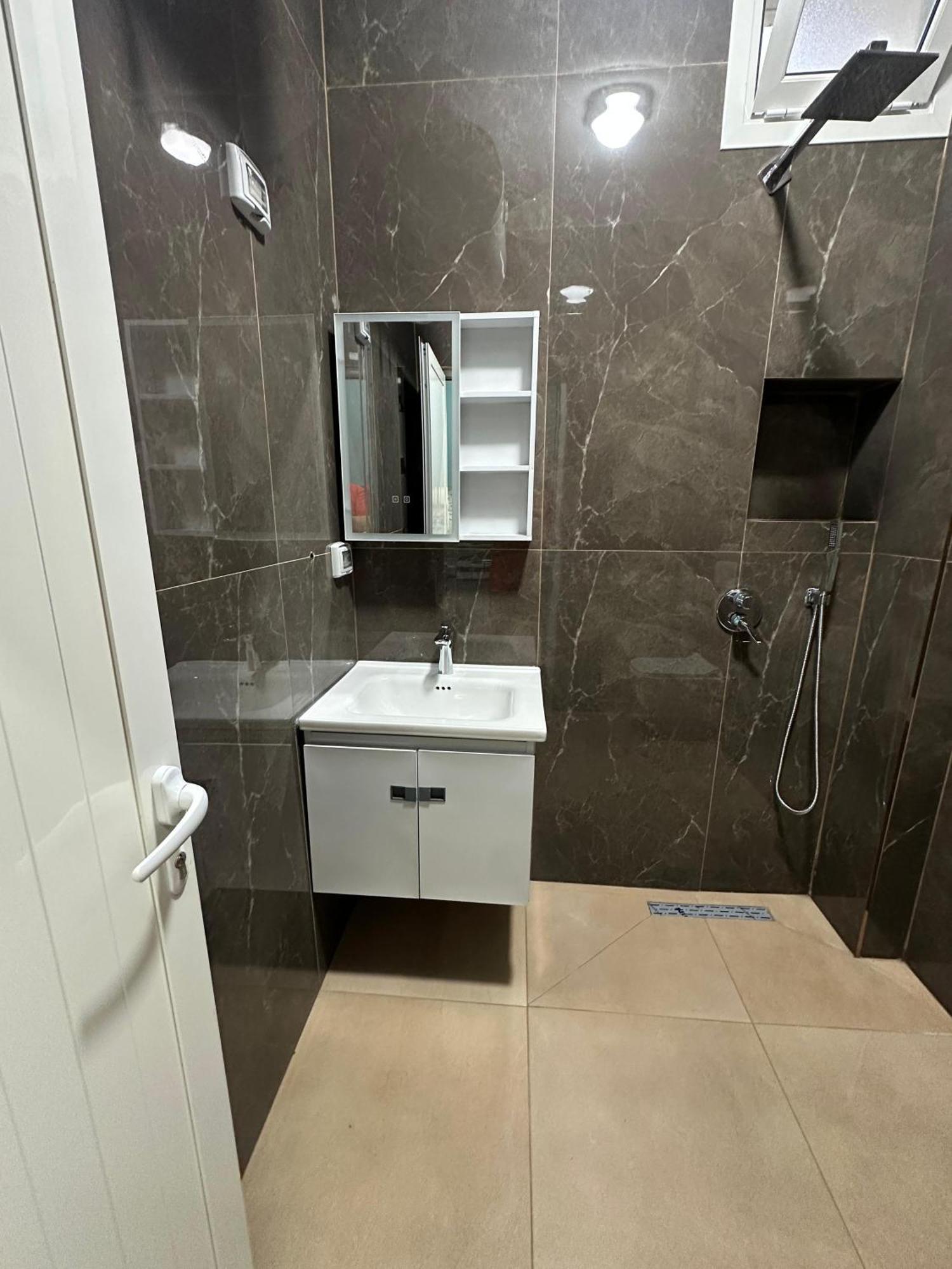 Apartment Trizone & Golem (Tirana)